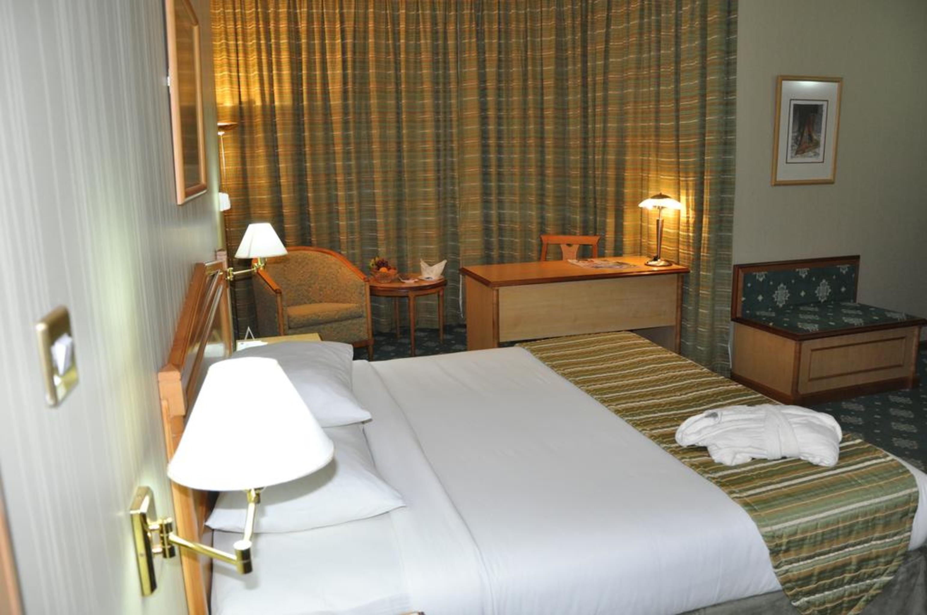 Grand Continental Hotel Абу Даби Екстериор снимка