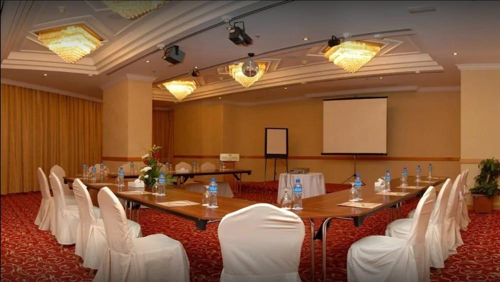 Grand Continental Hotel Абу Даби Екстериор снимка