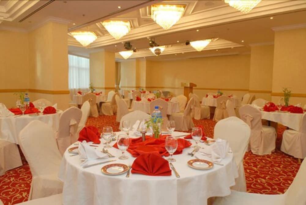 Grand Continental Hotel Абу Даби Екстериор снимка